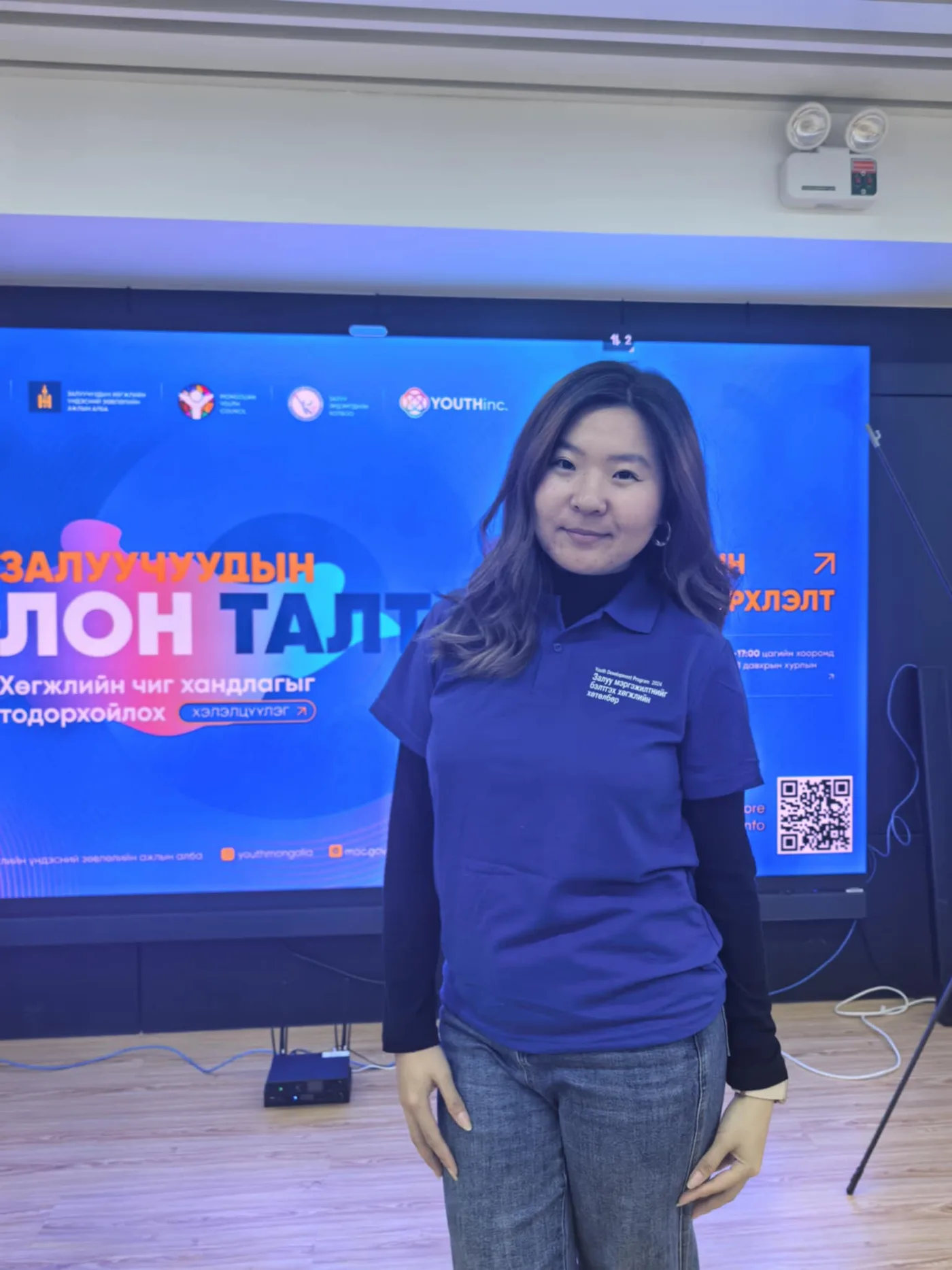 Participant standing in front of the programme presentation screen